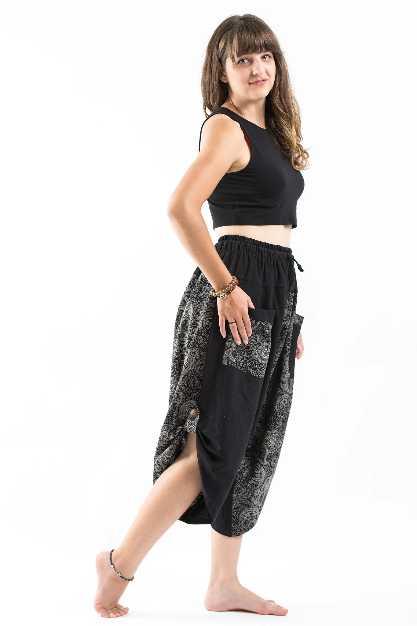 1500-Two-Tone-Paisley-Prints-Women-s-Three-Quarter-Pants-in-Black-3.webp Two Tone Paisley Prints Women's Three Quarter Pants in Black