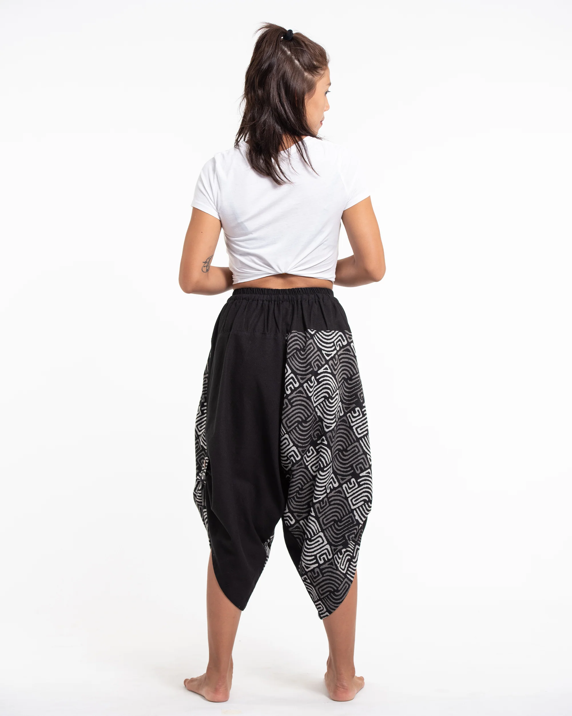 1526-Two-Tone-Maze-Print-Women-s-Three-Quarter-Pants-in-Black-4.webp Two Tone Maze Print Women's Three Quarter Pants in Black