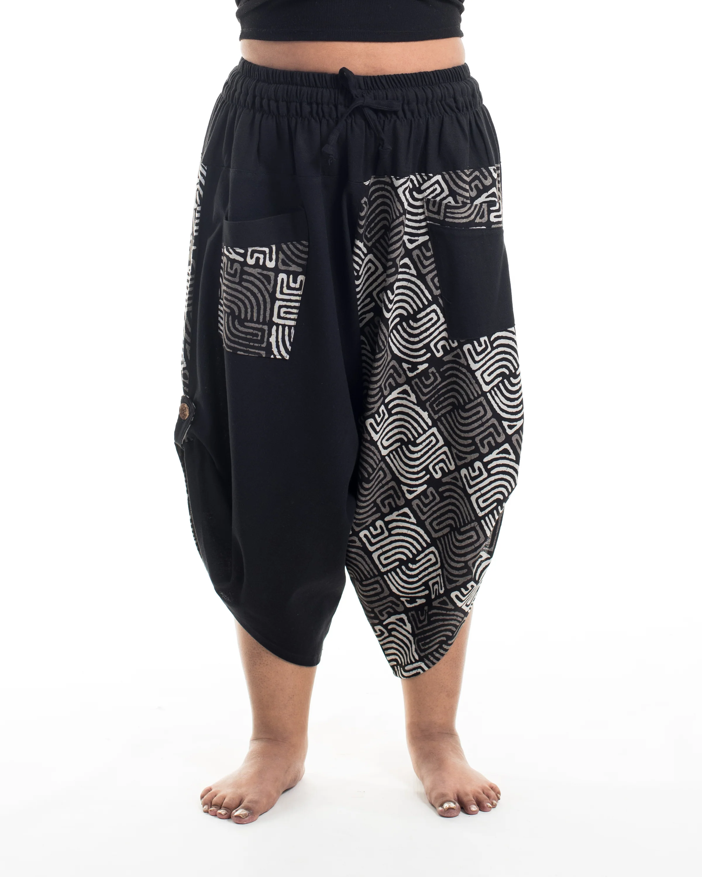 Plus Size Two Tone Maze Prints Women's Three Quarter Pants in Black