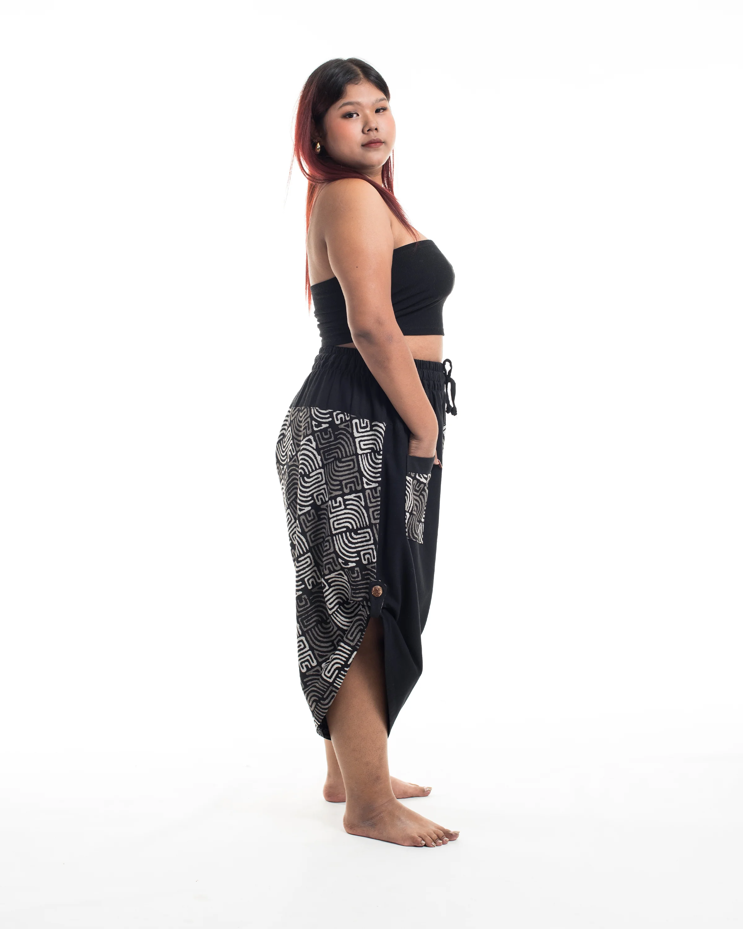 1770-Plus-Size-Two-Tone-Maze-Prints-Women-s-Three-Quarter-Pants-in-Black-3.webp Plus Size Two Tone Maze Prints Women's Three Quarter Pants in Black