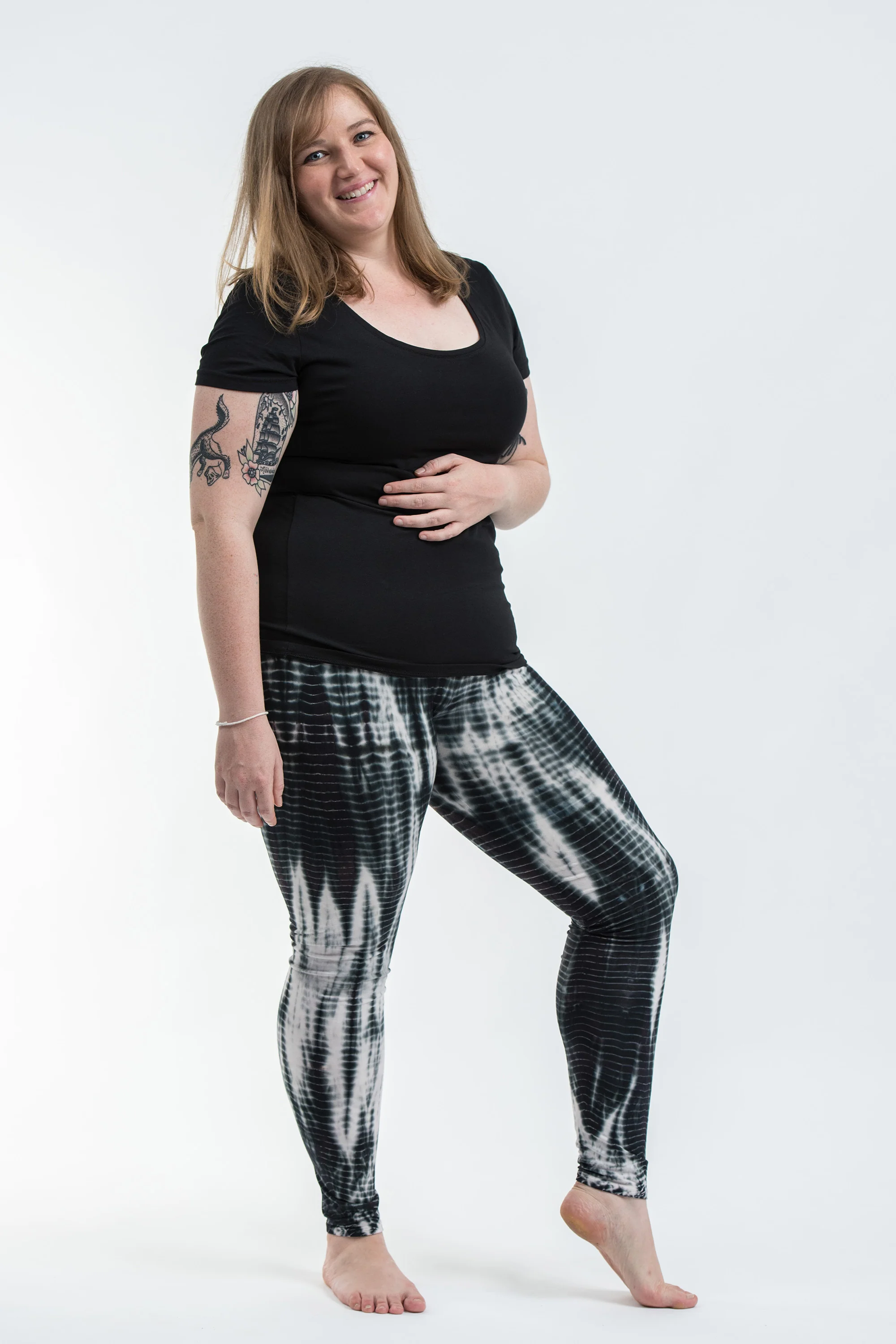 1915-Plus-Size-Lightning-Stripes-Tie-Dye-Cotton-Leggings-in-Black-and-White-3.webp Plus Size Lightning Stripes Tie Dye Cotton Leggings in Black and White