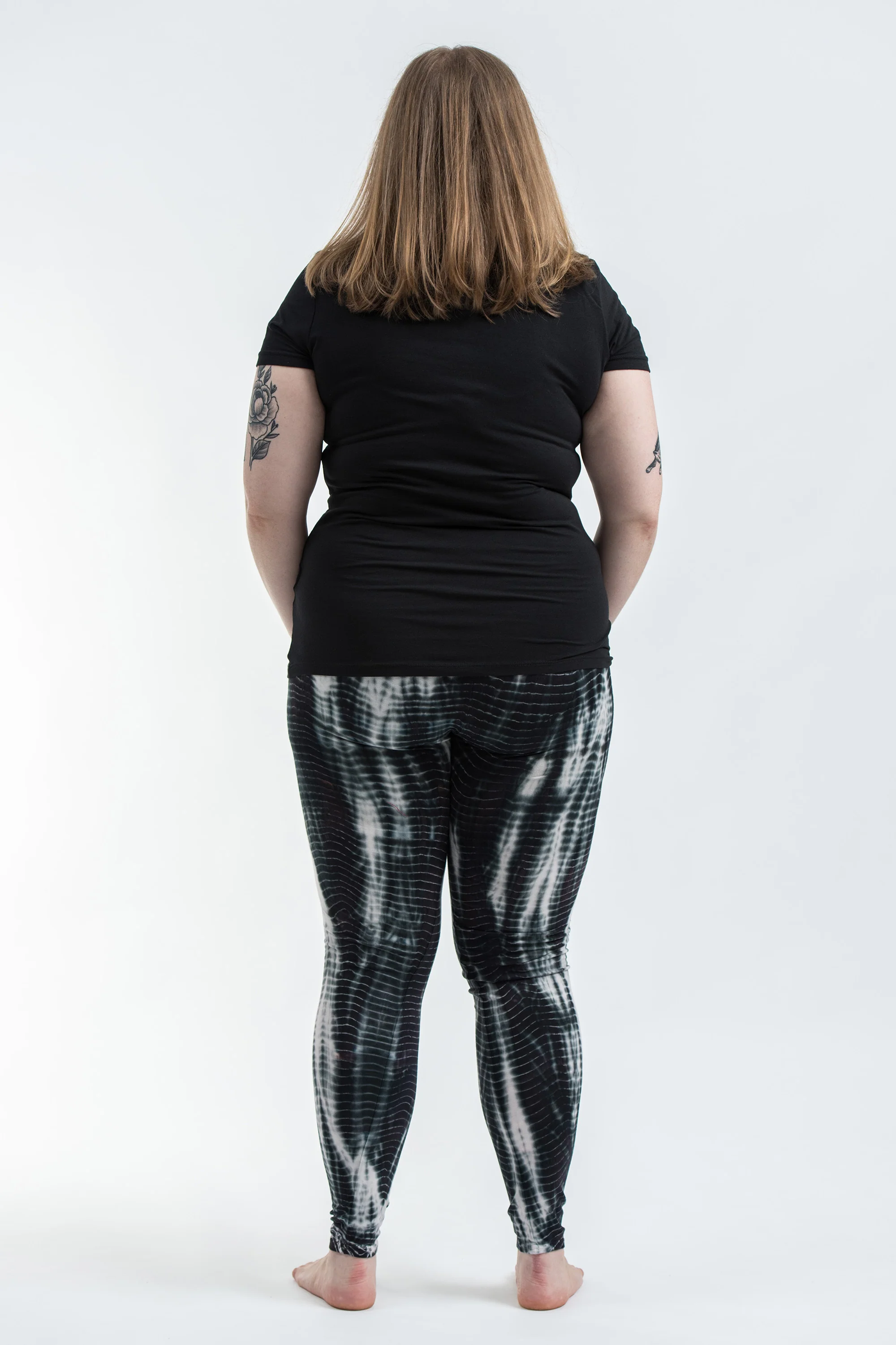1915-Plus-Size-Lightning-Stripes-Tie-Dye-Cotton-Leggings-in-Black-and-White-4.webp Plus Size Lightning Stripes Tie Dye Cotton Leggings in Black and White