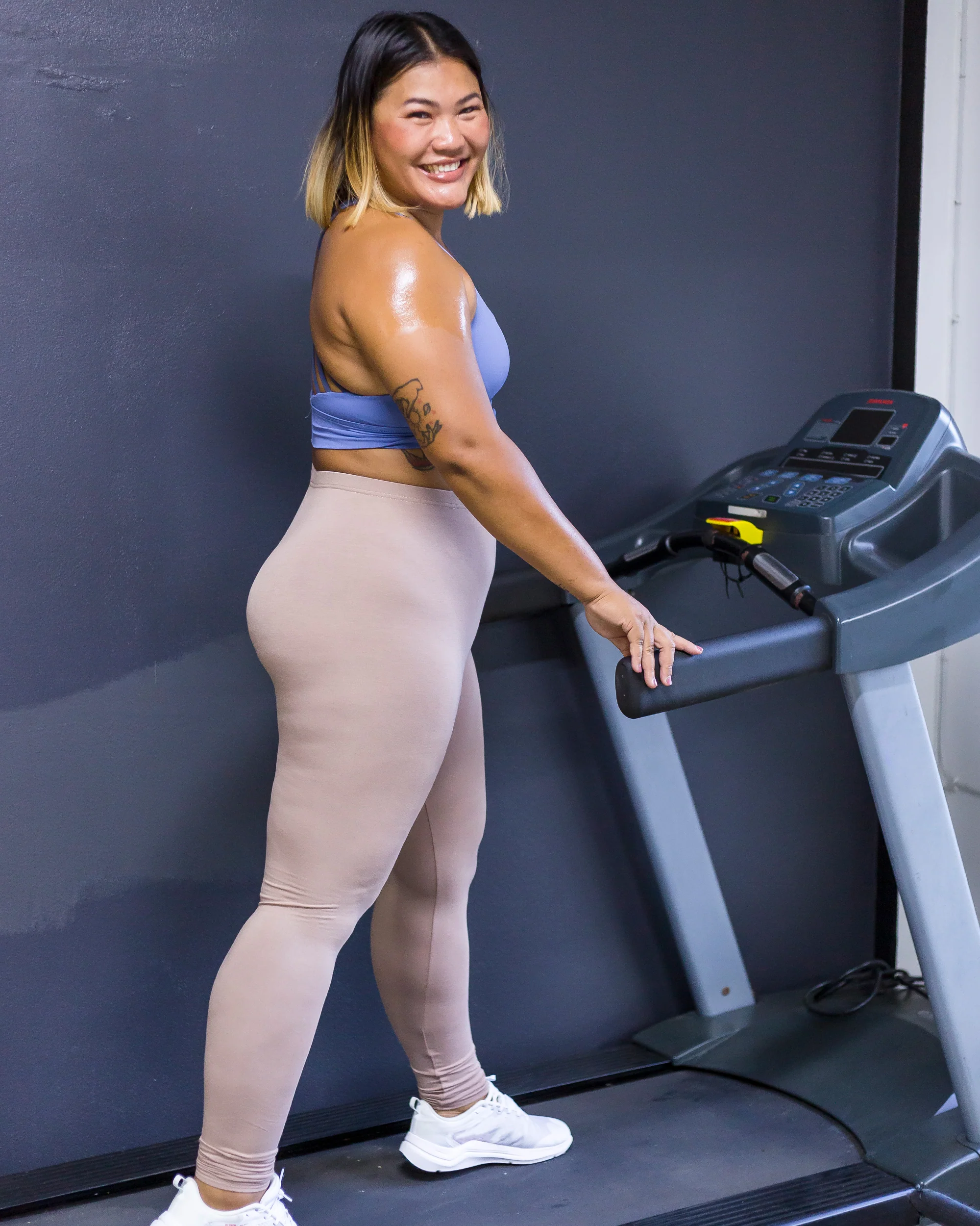 1972-Plus-Size-Solid-Color-Cotton-Leggings-in-Beige-3.webp Plus Size Solid Color Cotton Leggings in Beige