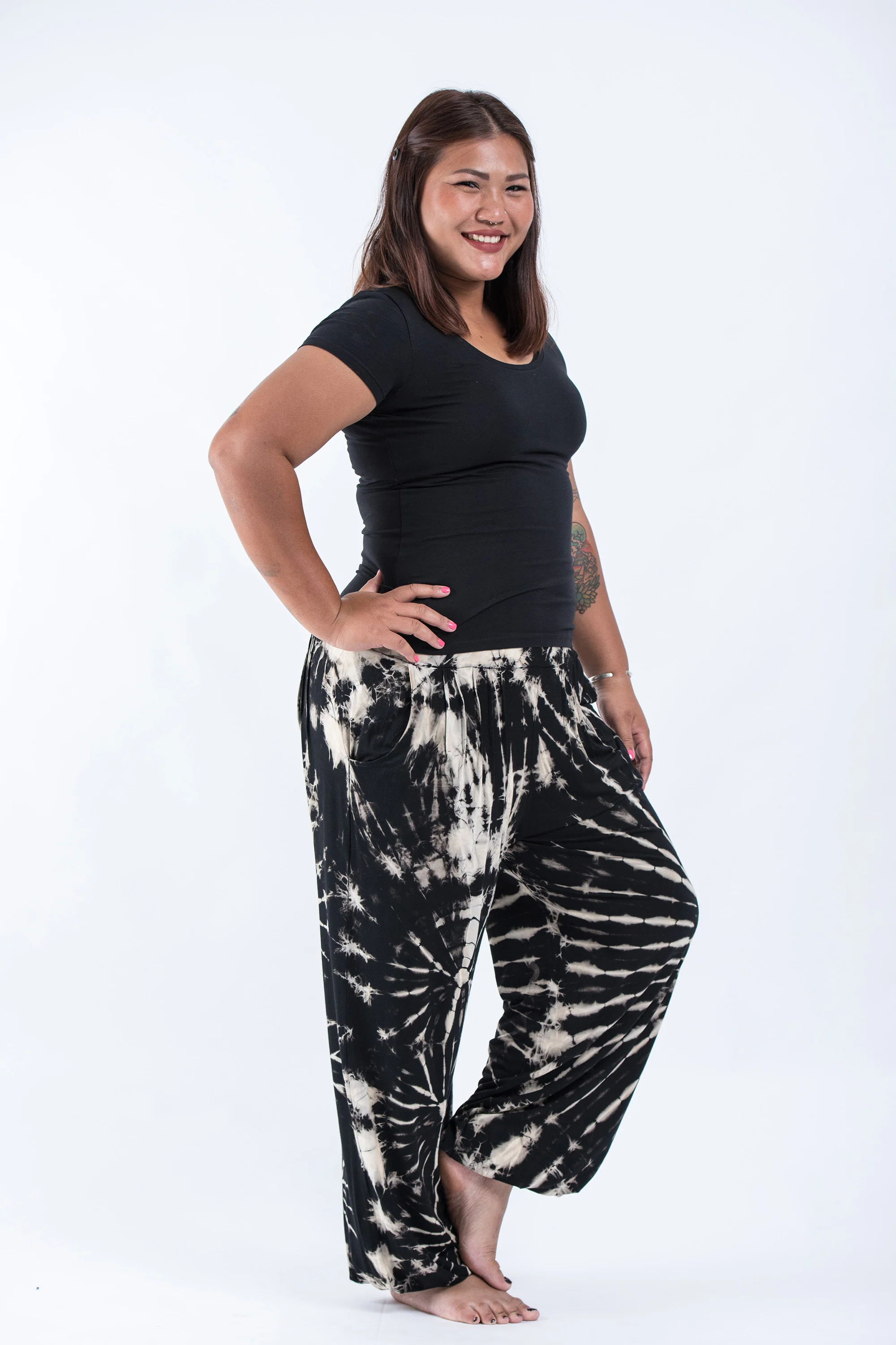 2390-Plus-Size-Tie-Dye-Cotton-Women-Harem-Pants-in-Black-and-White-3.webp Plus Size Tie Dye Cotton Women Harem Pants in Black and White