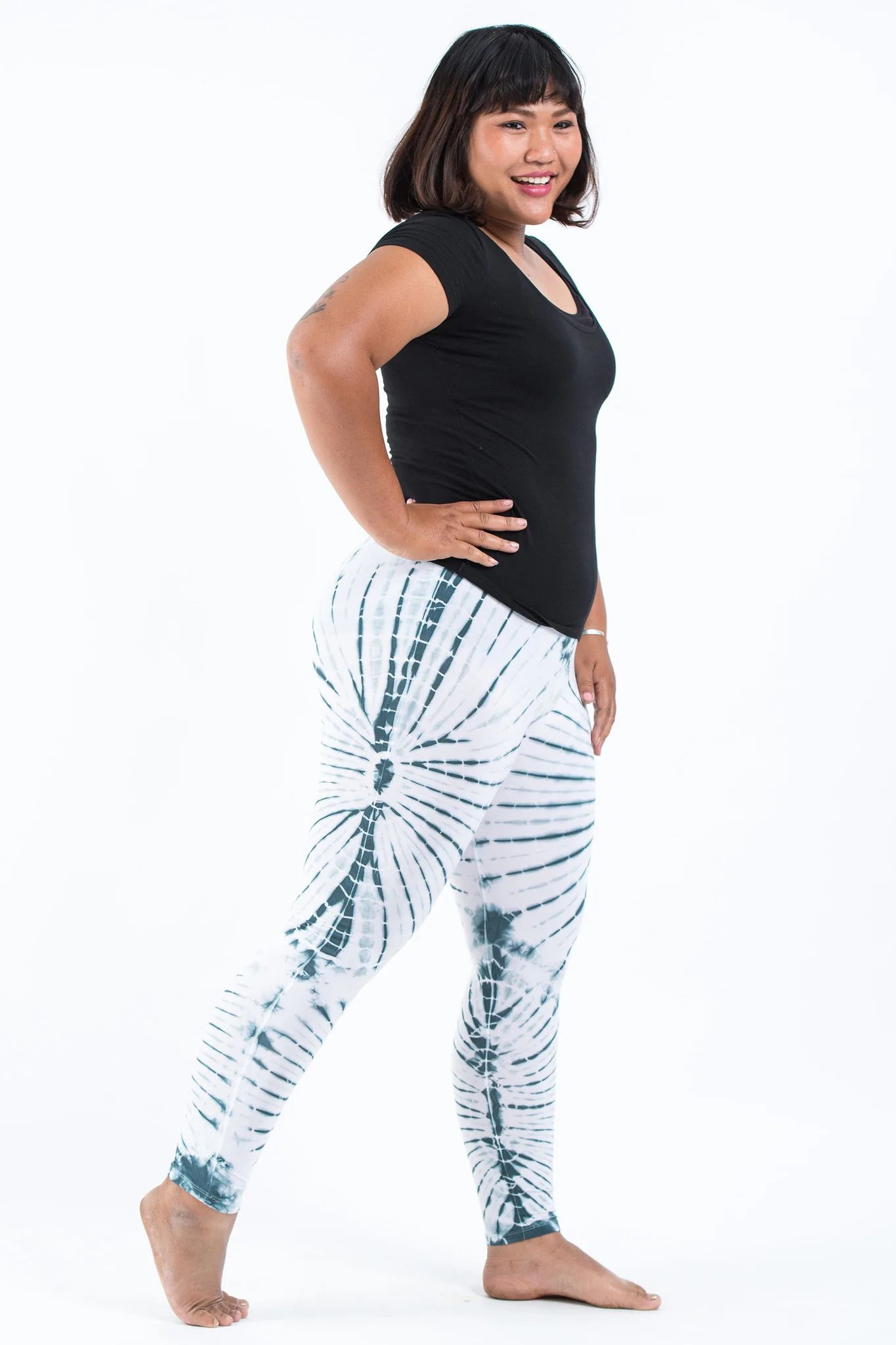 2549-PLUS-SIZE-Tie-Dye-Leggings-in-White-Black-3.webp PLUS SIZE Tie Dye Leggings in White Black
