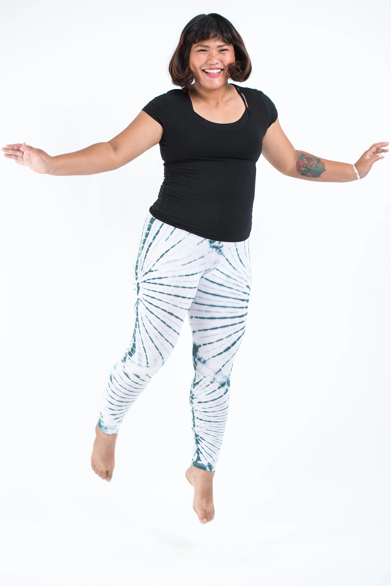 2549-PLUS-SIZE-Tie-Dye-Leggings-in-White-Black-5.webp PLUS SIZE Tie Dye Leggings in White Black