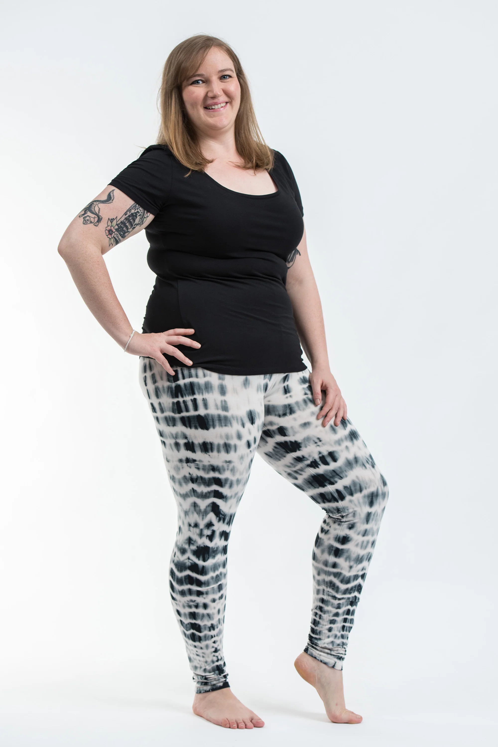 2594-Plus-Size-Melting-Stripes-Tie-Dye-Cotton-Leggings-in-Gray-3.webp Plus Size Melting Stripes Tie Dye Cotton Leggings in Gray