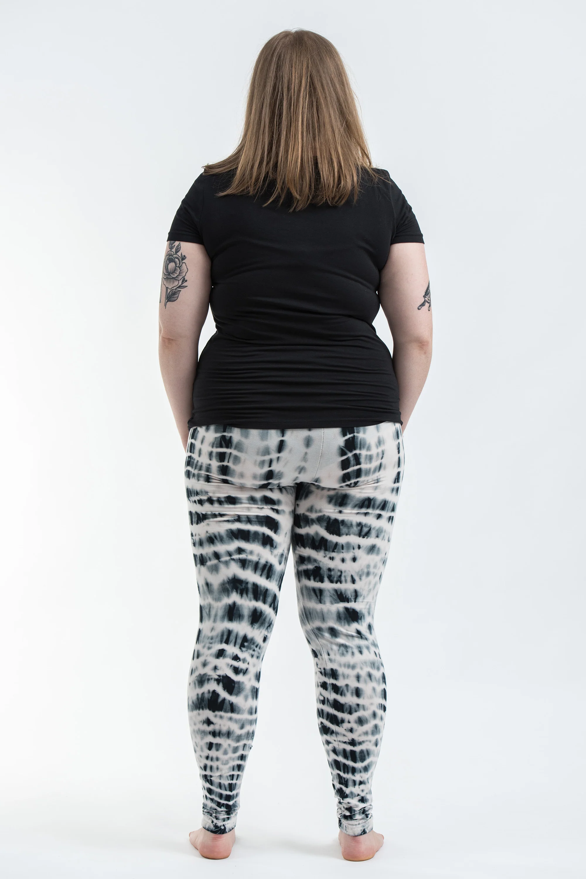 2594-Plus-Size-Melting-Stripes-Tie-Dye-Cotton-Leggings-in-Gray-4.webp Plus Size Melting Stripes Tie Dye Cotton Leggings in Gray